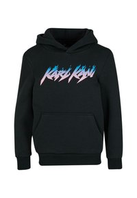 Hanorac negru cu buzunar frontal, manșete cu nervuri și un logo grafic în design de flacără albastră și roz pe piept.