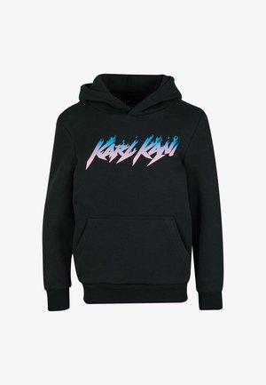 Schwarze Hoodie mit einer Fronttasche, gerippten Bündchen und einem grafischen Logo im blauen und rosa Flammendesign auf der Brust.