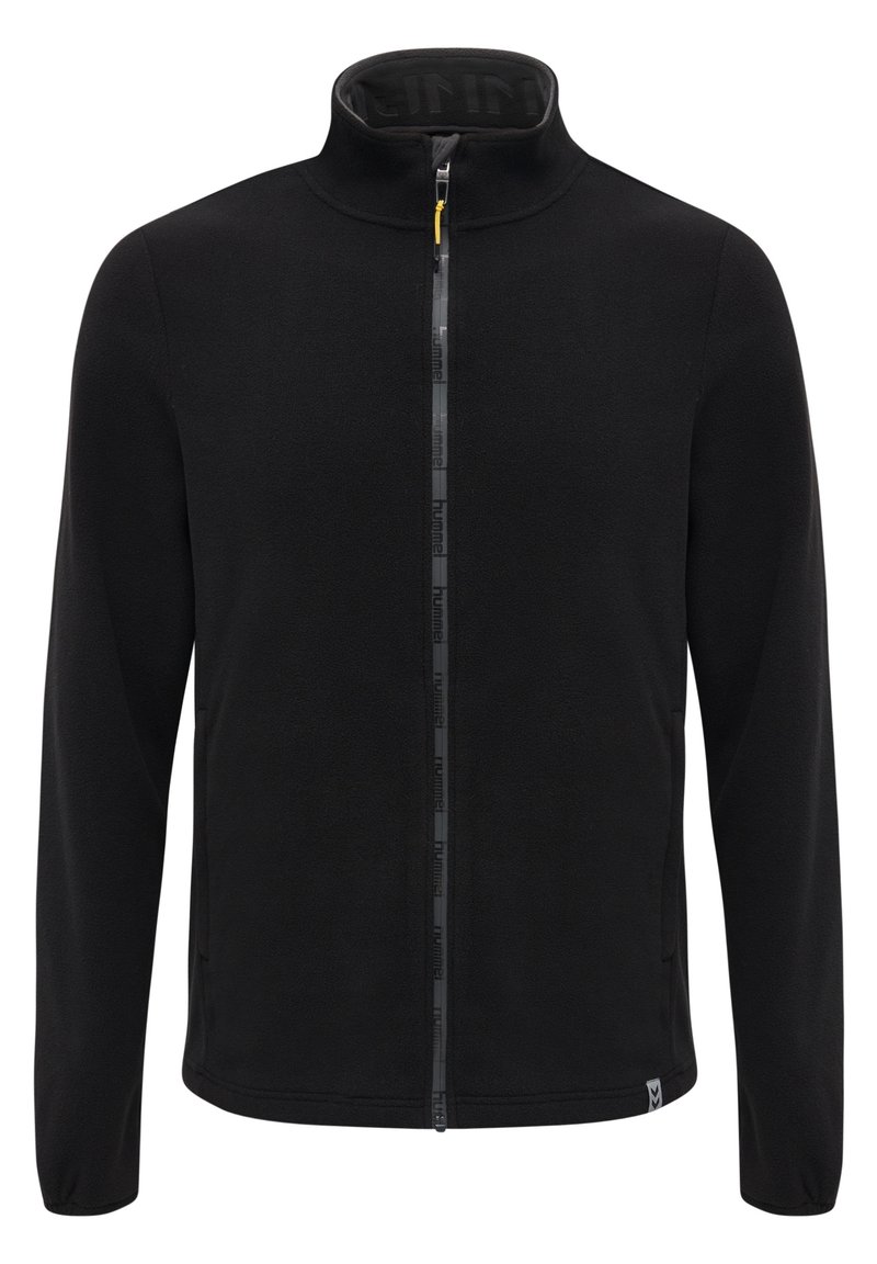 Chaqueta de forro polar negra con cuello alto, cremallera completa con acento amarillo y dos bolsillos laterales. Textura suave y diseño simple.