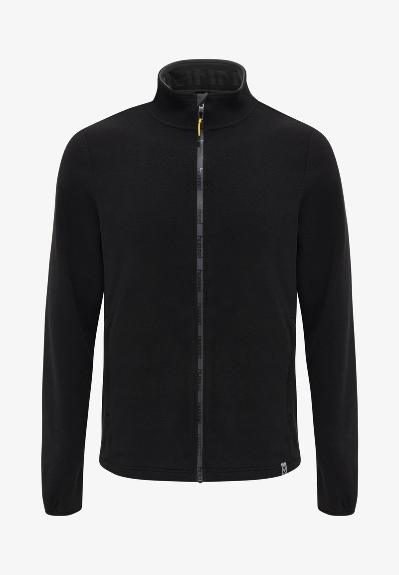 Chaqueta de forro polar negra con cuello alto, cremallera completa con acento amarillo y dos bolsillos laterales. Textura suave y diseño simple.