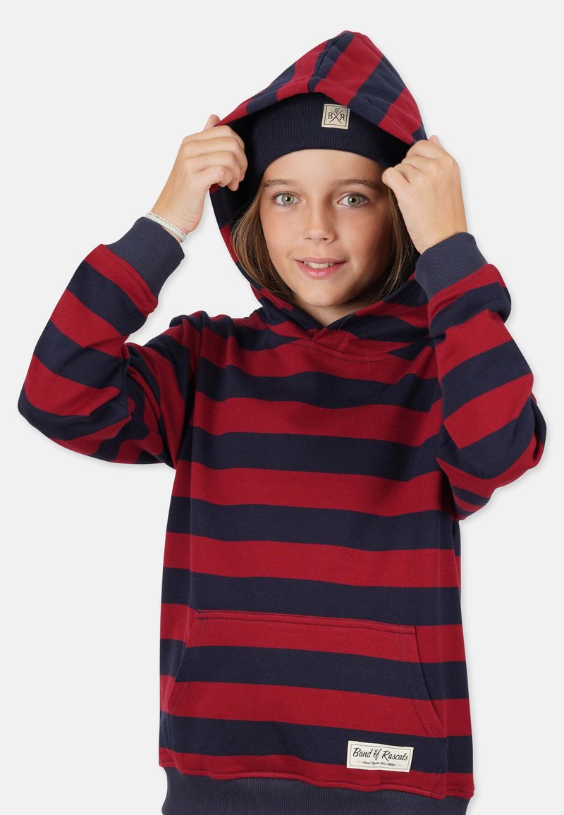 Röd och marinblå randig hoodie med en frontficka och ribbad mudd. Huvan är justerbar och har en logotyp-patch på framsidan.