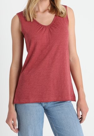 Rotes ärmelloses Top mit Rundhalsausschnitt, leichter Raffung an der Brust und lässiger Passform. Weicher, leichter Stoff mit subtiler Struktur.