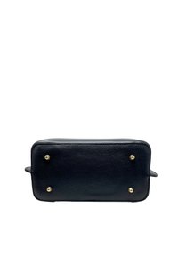 Borsa in pelle nera con superficie testurizzata, forma rettangolare, quattro piedini dorati e due manici laterali per il trasporto.