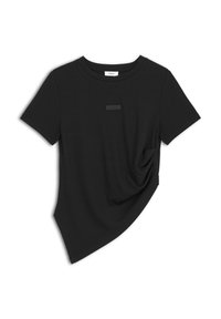 Schwarzes T-Shirt mit kurzen Ärmeln, geripptem Material und asymmetrischem Saum. Auf der Vorderseite befindet sich ein kleines rechteckiges Etikett.