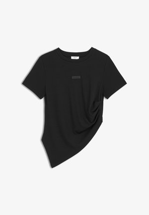 T-shirt noir à manches courtes avec une texture côtelée et un ourlet asymétrique. Présente une petite étiquette rectangulaire sur le devant.