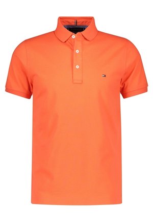Polo orange à manches courtes avec trois boutons blancs et un petit logo sur la poitrine gauche.