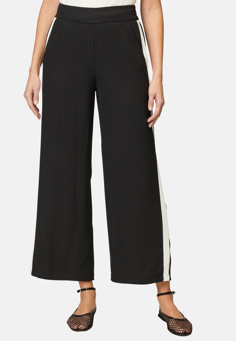 Schwarze weite Beinhosen mit glatter Textur, weißen seitlichen Streifen, hoher Taille und seitlichen Taschen. Geeignet für legere oder elegante Anlässe.