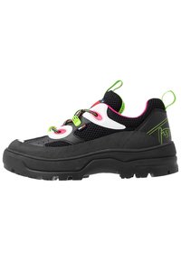 Scarpe da trekking nere con tomaia in rete, dettagli bianchi e rosa, lacci verdi e suola in gomma testurizzata. Presentano una linguetta sul tallone.