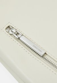 Calvin Klein BROOK CLUTCH - Delninukė - dk ecru