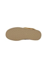 Vista inferior de un zapato, con una suela de goma texturizada en beige con un patrón de diamantes, complementada por un upper de ante en color marrón claro.