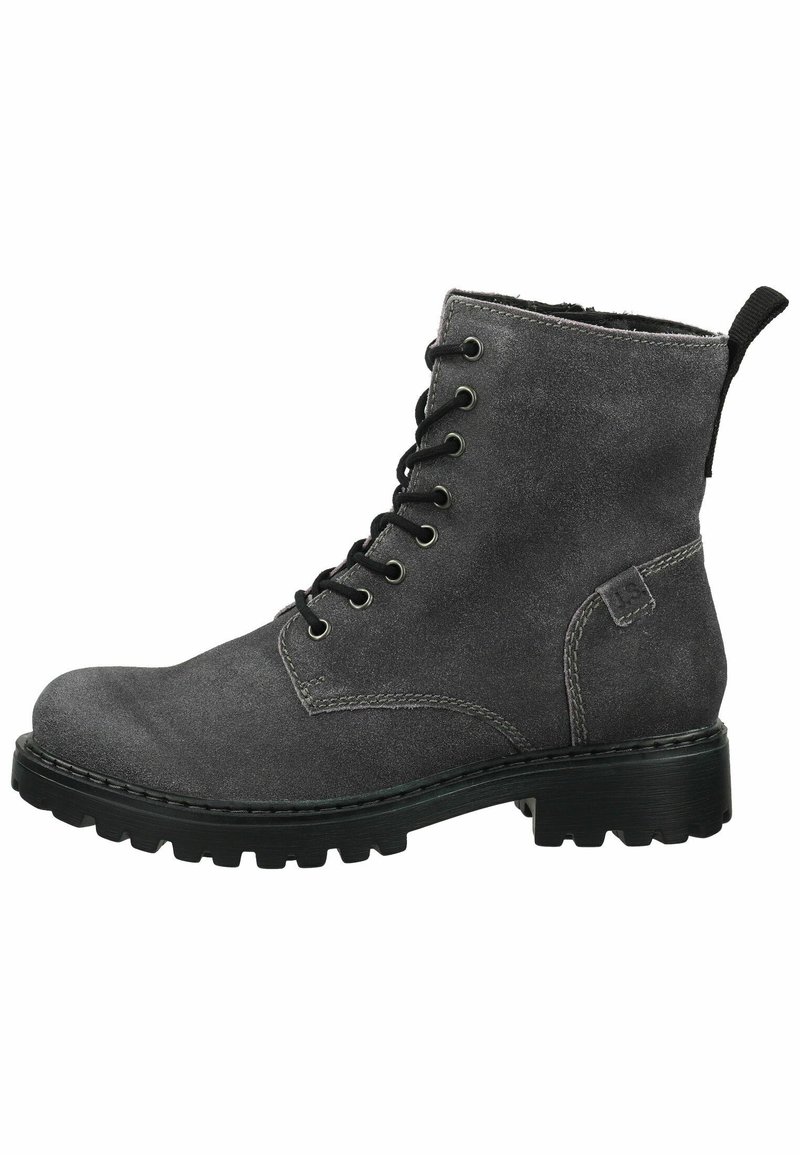 Šedá semišová kotníková bota s černou gumovou podrážkou, obsahující kovové očka, šněrovací design a poutko pro snadné nošení.