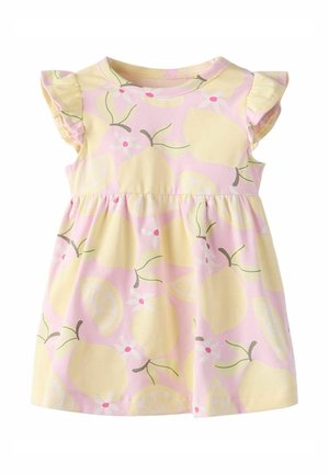 Mažos mergaitės suknelė trumpomis raukšlėtomis rankovėmis, rožinis fonas su geltonų citrinų ir baltų gėlių raštu.