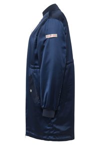 Navy satijnen jas met een geribde kraag, elastische manchetten en een zijzak met een drukknoop. Inclusief een merkpatch op de linkermouw.