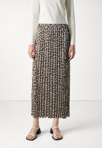Maxisukně s leopardím vzorem a sklady, s elastickým pasem, vyrobená z jemného materiálu a s volným střihem, doplněná sandály na blokovém podpatku.