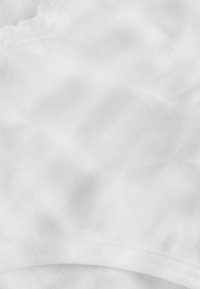 Weißer Stoff mit einer glatten Textur, der subtile Muster und ein einfaches, nahtloses Design aufweist. Ideal für Unterwäsche oder zum Schichten von Kleidung.