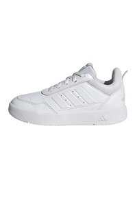 Zapatillas deportivas blancas con una parte superior de malla texturizada, superposiciones sintéticas lisas y tres franjas decorativas en los costados. Diseño de corte bajo.
