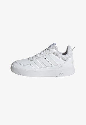 Weiße Sportschuhe mit einer strukturierten Mesh-Oberfläche, glatten synthetischen Überzügen und drei Streifenakzenten an den Seiten. Niedriger Schnitt.