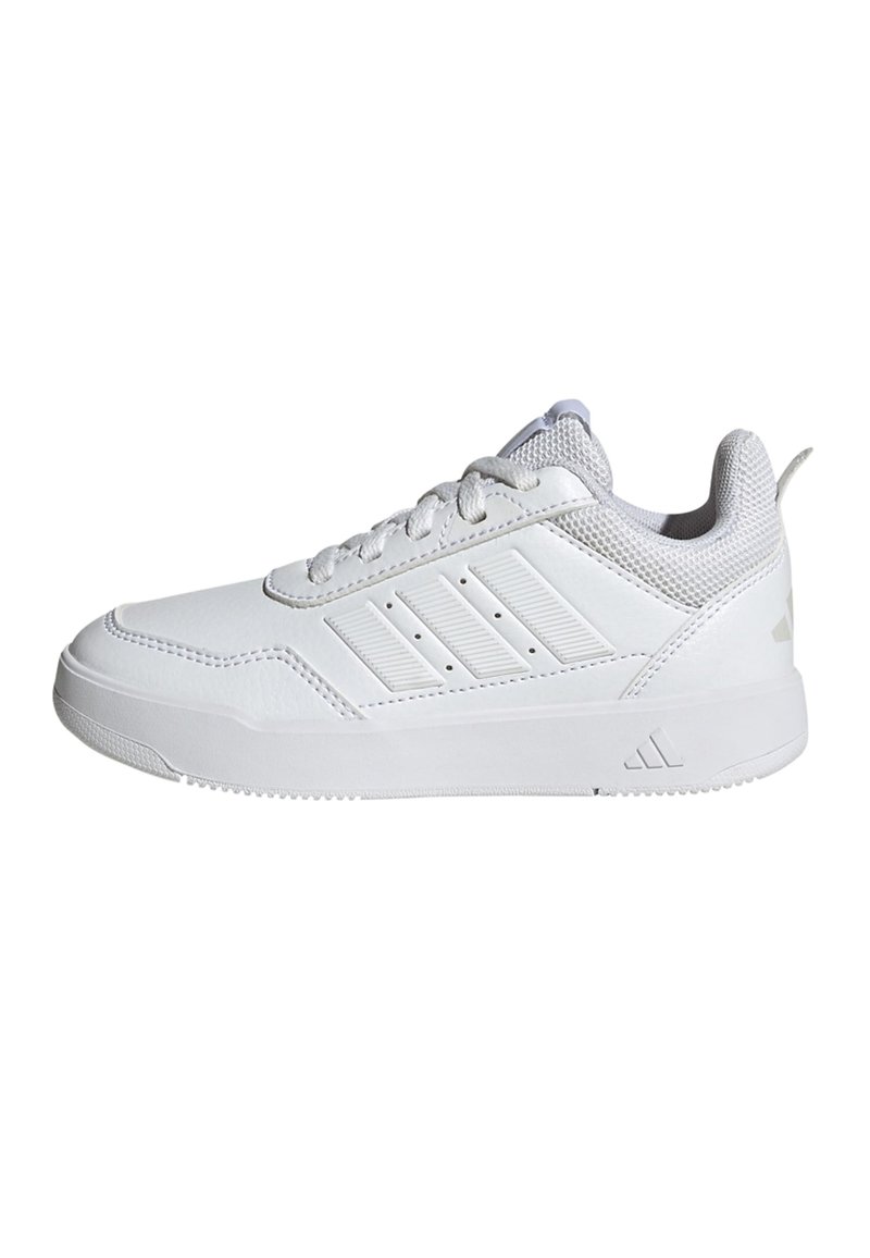 Zapatillas deportivas blancas con una parte superior de malla texturizada, superposiciones sintéticas lisas y tres franjas decorativas en los costados. Diseño de corte bajo.