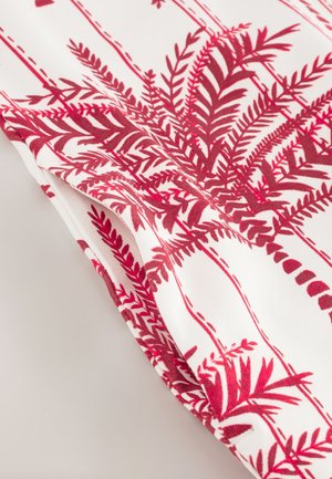 Valge kangas, millel on punane botaaniline trükk korduvate sõnajalalehtede ja viinapuude mustritega, esitades sujuvat tekstuuri ja voolavat disaini.