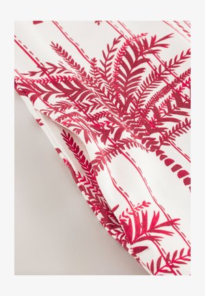 Weißer Stoff mit rotem botanischem Druck, der wiederholende Farn- und Weinrebenmuster zeigt, mit glatter Textur und fließendem Design.