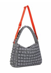 Borsa imbottita grigia con design trapuntato e tracolla rossa regolabile. Dotata di manico superiore arrotondato per un trasporto facile.