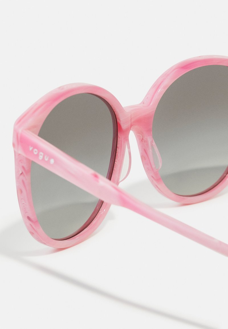 La première collection de Hailey Bieber x Vogue Eyewear enfin dévoilée