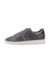Zapatillas de deporte de cuero y ante gris con cordones planos, rayas en contraste, puntera redonda y suela de goma blanca, con una textura suave y un diseño limpio.