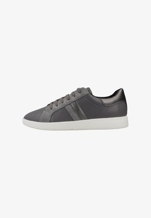 Zapatillas de deporte de cuero y ante gris con cordones planos, rayas en contraste, puntera redonda y suela de goma blanca, con una textura suave y un diseño limpio.