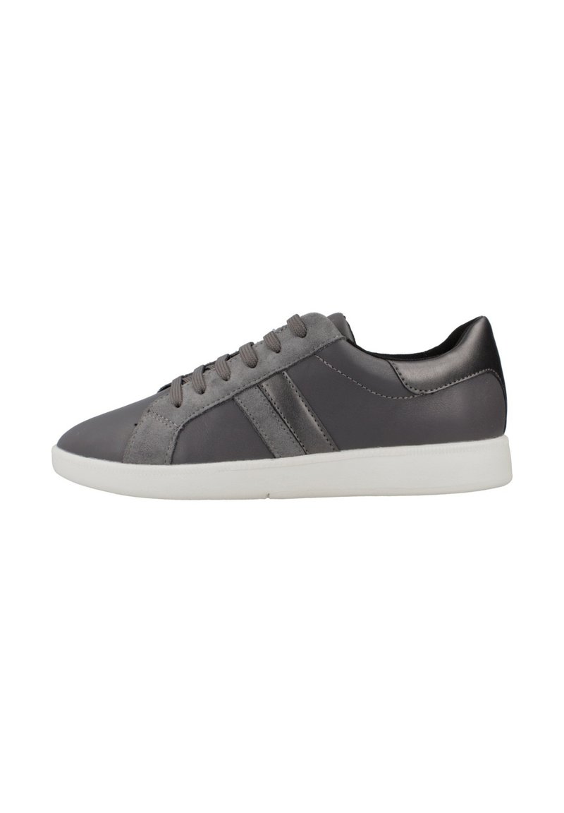 Zapatillas de deporte de cuero y ante gris con cordones planos, rayas en contraste, puntera redonda y suela de goma blanca, con una textura suave y un diseño limpio.
