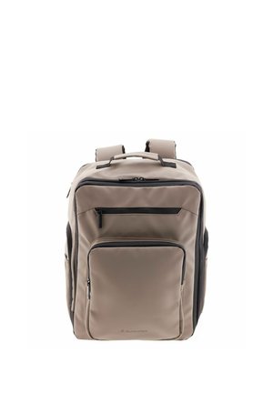 Sac à dos rectangulaire beige avec plusieurs compartiments zippés, bretelles rembourrées et une poignée de transport sur le dessus, debout.
