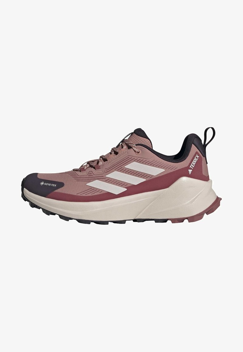 Trailrunning-Schuhe für Herren mit einem Obermaterial aus pinkem und kastanienbraunem Synthetic, weißen Streifen, schwarzen Akzenten und einer strukturierten Gummisohle. Mit Gore-Tex-Funktion.
