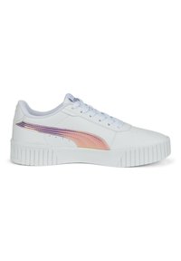 Białe skórzane sneakersy z teksturowaną gumową podeszwą, okrągłym noskiem i metalicznym różowo-fioletowym paskiem na boku.