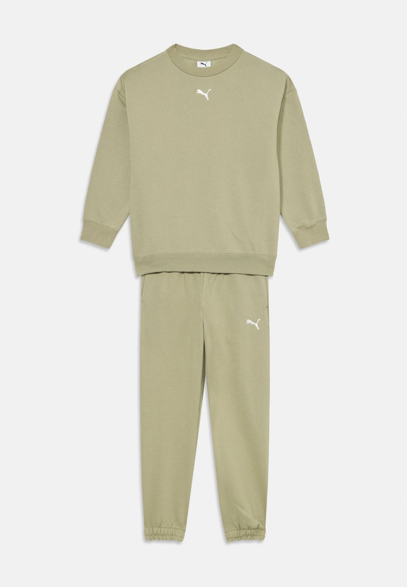 Zestaw bluz i spodni dresowych w oliwkowym kolorze, wykonany z miękkiego materiału. Posiada ściągacze przy mankietach, elastyczny pas oraz białe akcenty w postaci logo Puma.