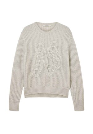 Maglione lavorato a maglia color crema con trama a coste, scollo rotondo e vestibilità cropped. Presenta un grande motivo "AS" a trecce sul davanti.