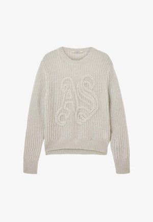 Pull en maille crème avec texture côtelée, col rond et coupe courte. Présente un grand motif "AS" en tricot torsadé sur le devant.