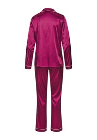 Satijnen pyjama set in fuchsia met lange mouwen, bijpassende broek en contrasterende witte bies langs de kraag en manchetten.