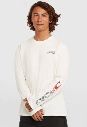 Langärmeliges, weißes Baumwoll-T-Shirt mit O'Neill-Logo in Rot auf der Brust und am Ärmel, mit rundem Ausschnitt und lockerem Schnitt.