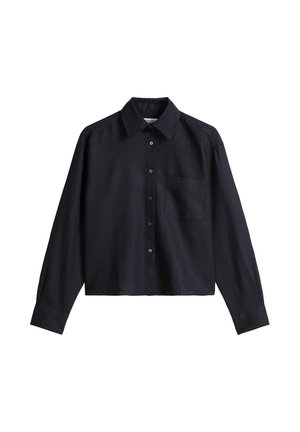 Schwarzes langärmeliges Hemd mit Knöpfen, Kragen und Brusttasche, flach auf weißem Hintergrund ausgelegt.