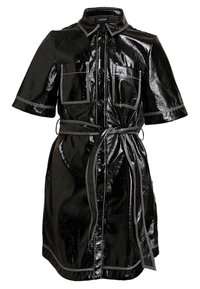 Svart, glänsande skjortklänning med korta ärmar, knappstängning fram, två bröstfickor och kontrasterande vit sömnad. Inkluderar ett matchande bälte.