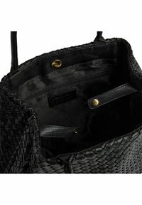 Borsa a tracolla nera intrecciata con superficie testurizzata, dotata di un interno liscio, due tasche e dettagli in ottone.