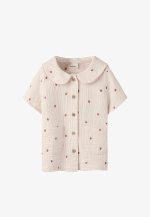 Blouse rose clair à manches courtes avec col claudine, boutonnée devant, deux poches, tissu texturé et petit motif de fraises rouges sur toute la surface.