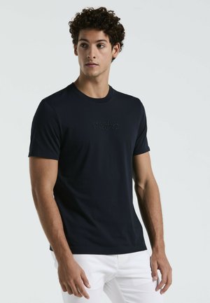 Marineblauwe katoenen T-shirt met ronde hals, korte mouwen en geperste 'Original Penguin'-logo aan de voorkant. Aansluitende stijl, gladde textuur.