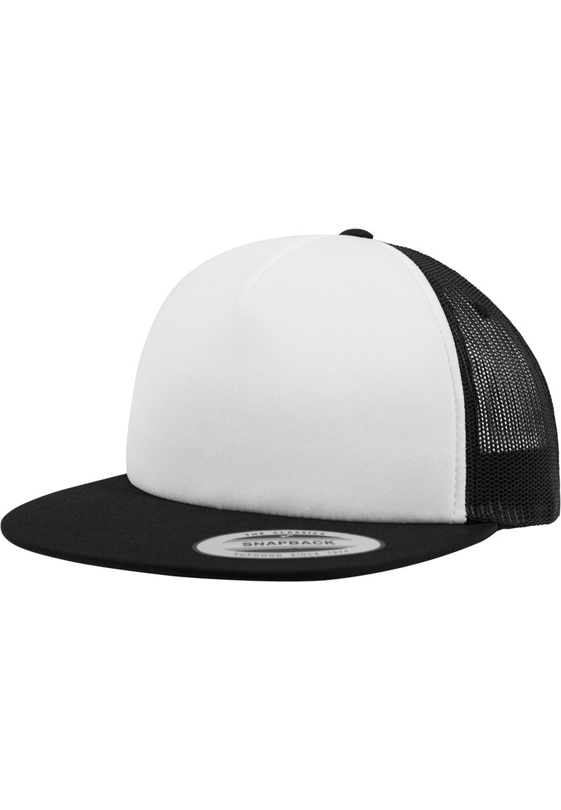 Snapback-cap met een zwarte klep en een witte voorpaneel; heeft mesh zijpanelen, een platte rand en een ronde label aan de voorkant.