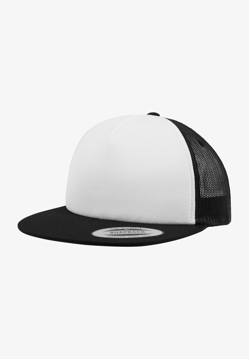 Casquette snapback avec un visière noire et un panneau avant blanc ; comporte des panneaux latéraux en maille, une visière plate et une étiquette circulaire à l'avant.
