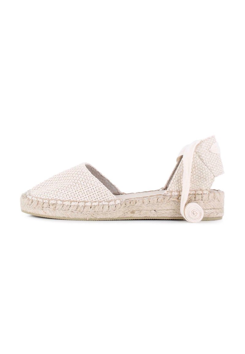 Espadrille de color beige tejido con puntera redondeada, suela de yute trenzado y cinta de tela atada al tobillo adornada con un acento enrollado en la parte posterior.
