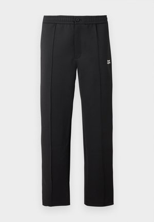 Črne hlače iz gladkega materiala, z gumbom za zapiranje, stranskimi žepi in majhnim logotipom spredaj. Naravnost krojen model.