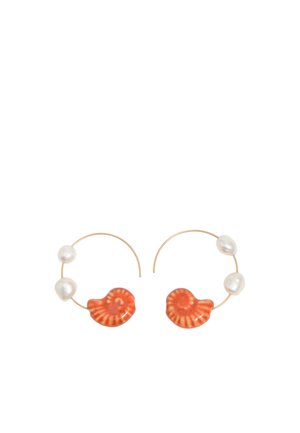 Pendientes aros de oro con dos perlas blancas y un charm de concha marina naranja en cada aro, exhibidos sobre un fondo blanco.