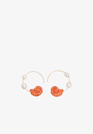 Pendientes aros de oro con dos perlas blancas y un charm de concha marina naranja en cada aro, exhibidos sobre un fondo blanco.