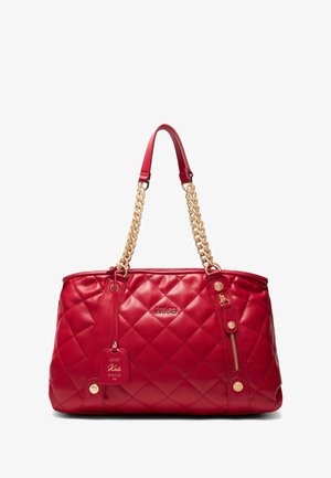 Sac fourre-tout matelassé rouge en matériau synthétique. Dispose d'une chaîne en or et de poignées en cuir, d'une poche latérale zippée et d'une étiquette de marque.
