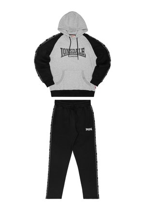 Grå og svart Lonsdale London-hettegenser med matchende svarte joggebukser med merkede sidestriper og logoer.